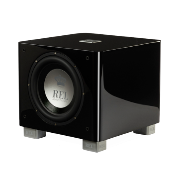 REL T/7x v provedení Piano Black z tříčtvrtečního pohledu s viditelným reproduktorem